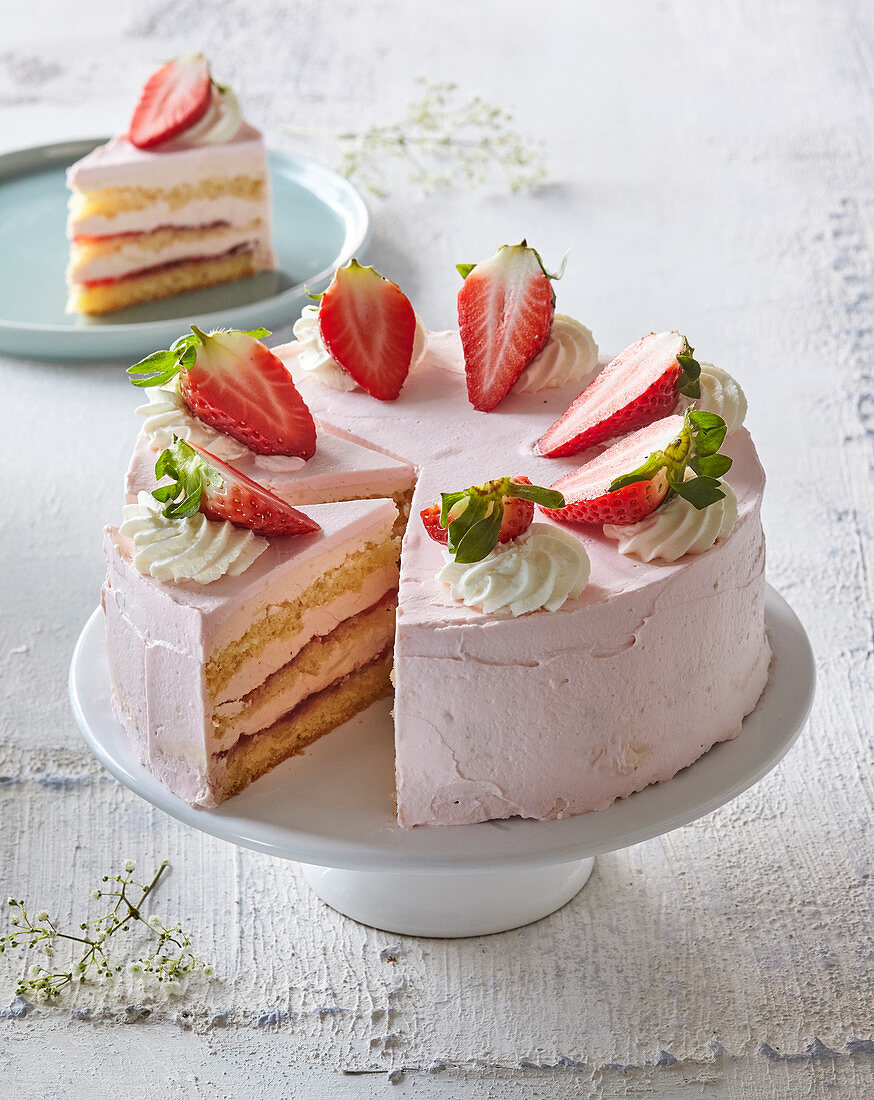 Gateau with strawberries and strawberry cream