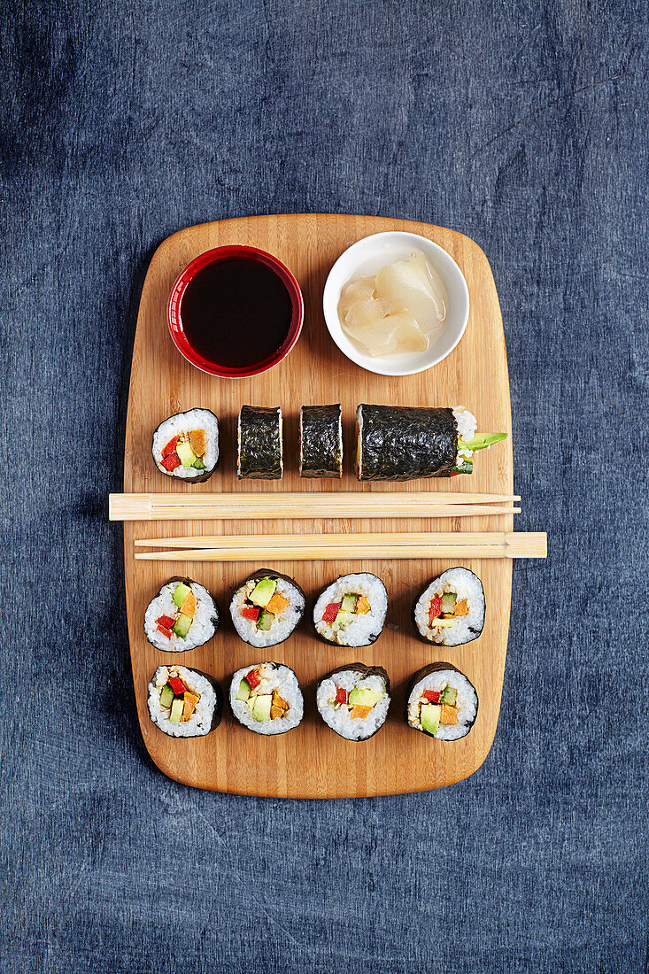 Vegane Süßkartoffel-Kokos-Maki mit Ingwer und Sojasauce