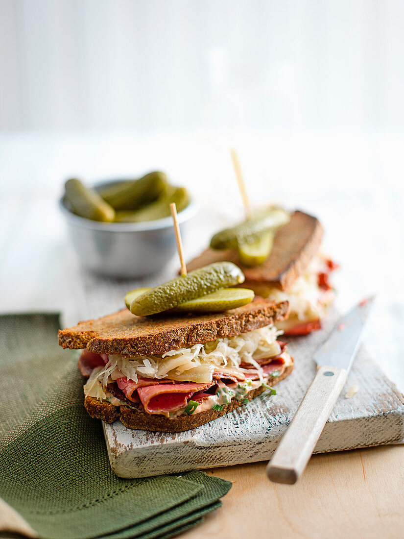 Gegrilltes Reuben-Sandwich