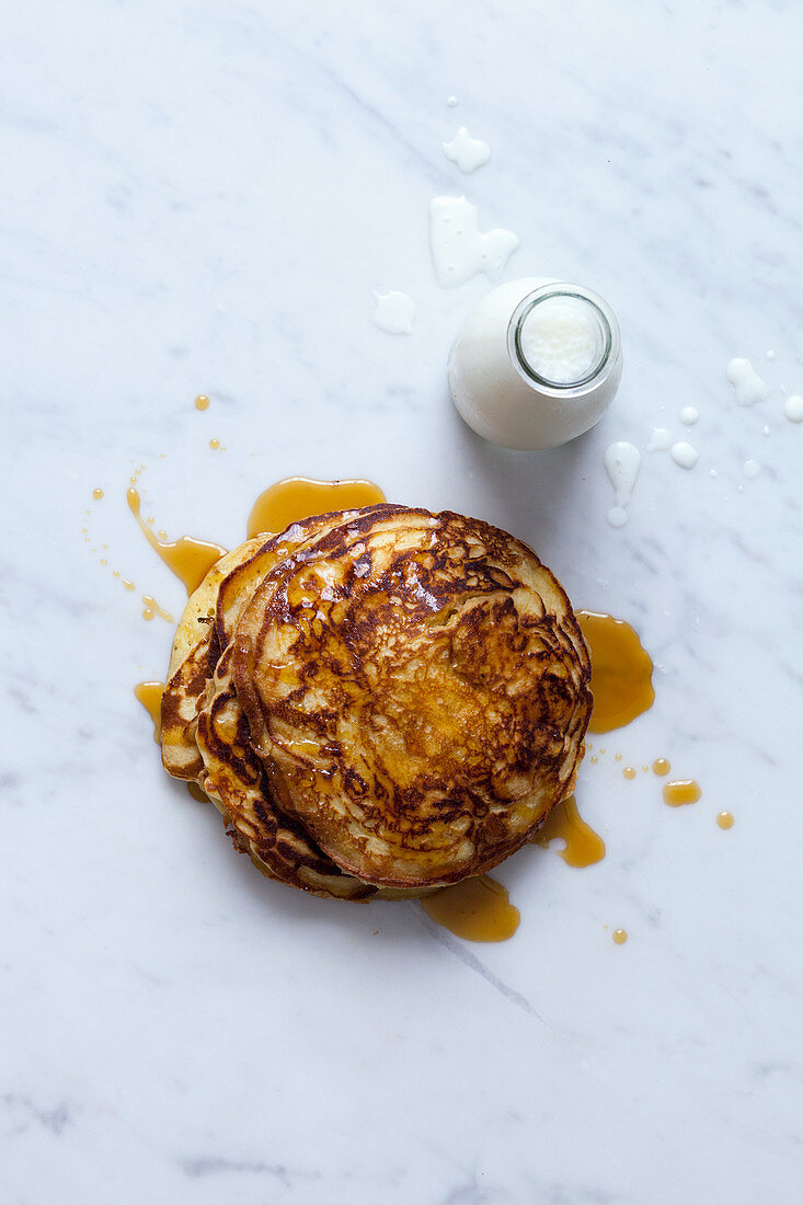 Buttermilch-Pancakes mit Ahornsirup