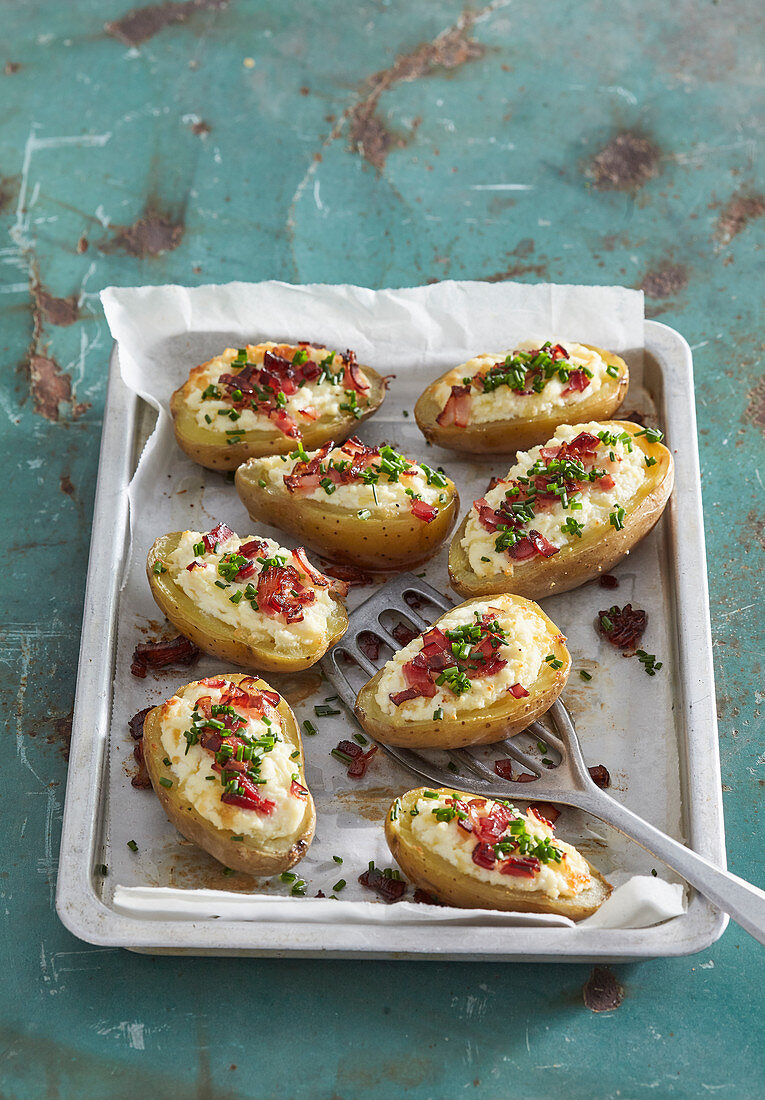 Ofenkartoffeln mit Bryndza-Käse und Speck