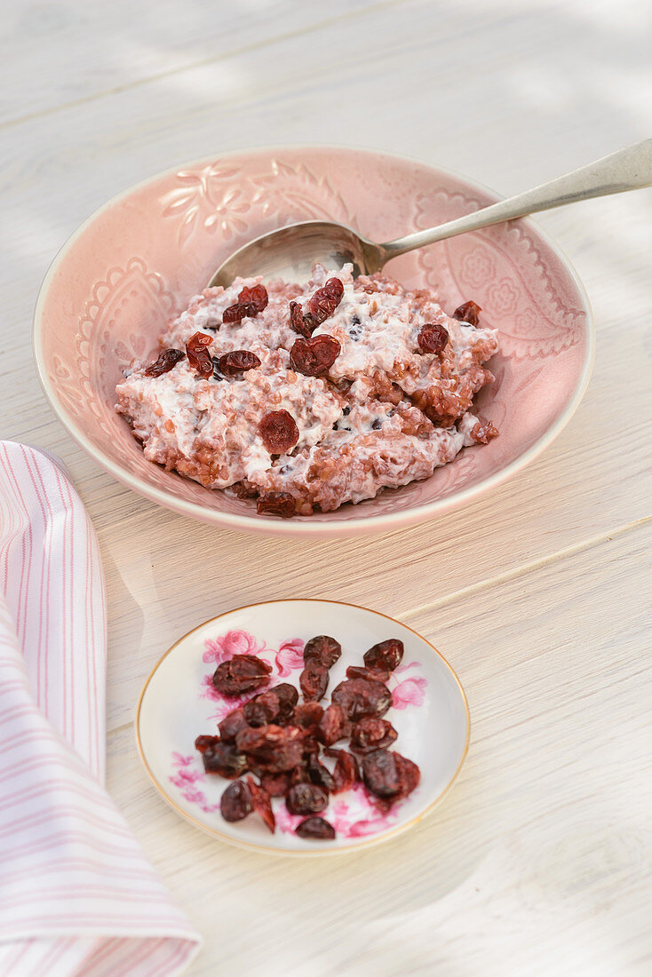 Süßer Bulgur mit getrockneten Cranberries