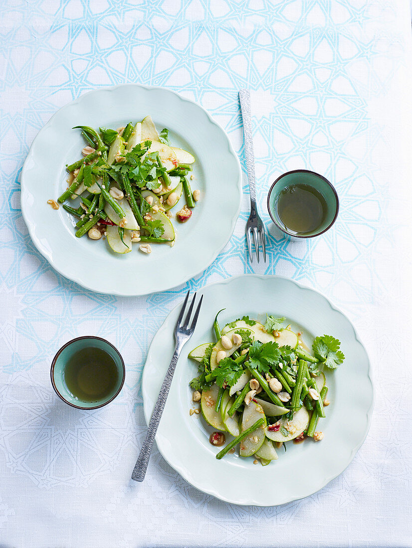 Apple som tum salad with green beans roasted paenuts