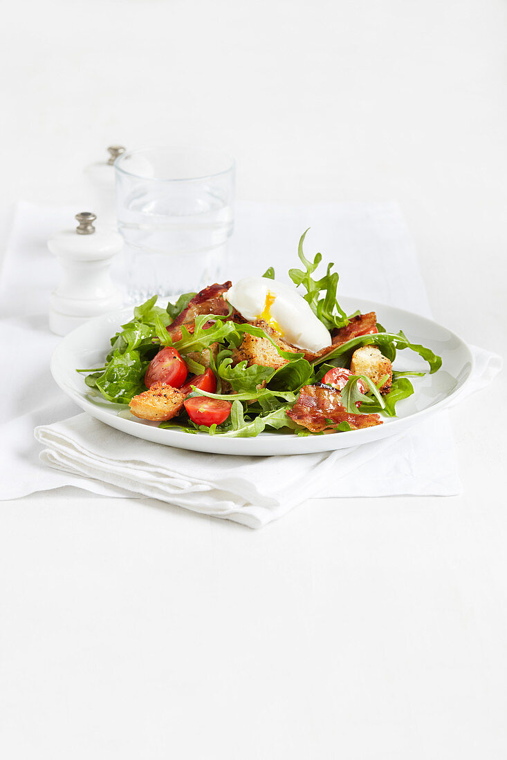 BLT-Salat mit pochierten Ei und Pfeffer-Croûtons