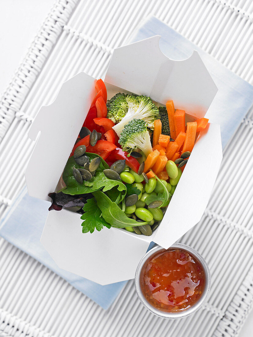 Superfood-Salat in Take-Away-Box mit süß-sauer-Sauce