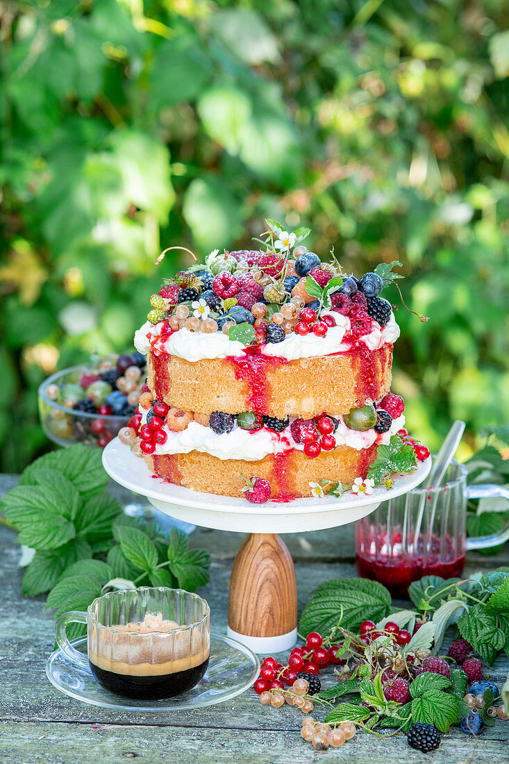 Beerenkuchen auf Tisch im Garten