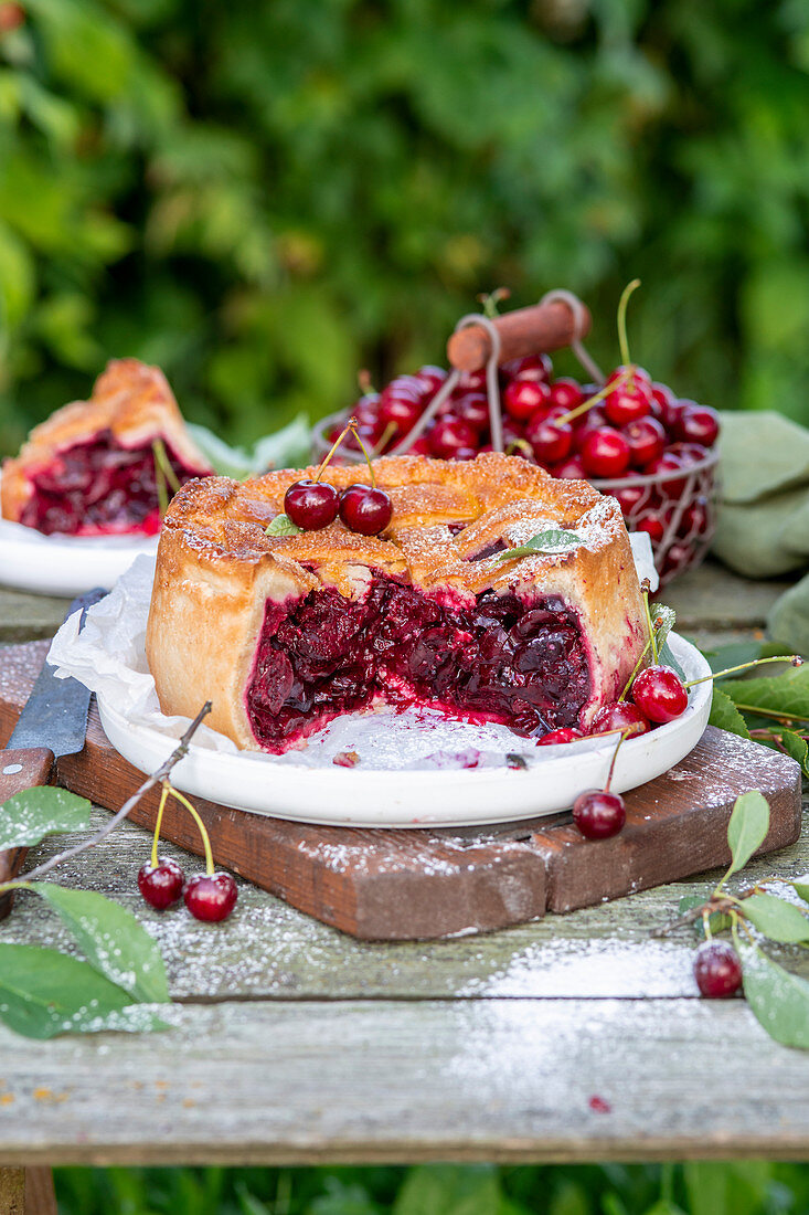 Kirschpie auf Gartentisch