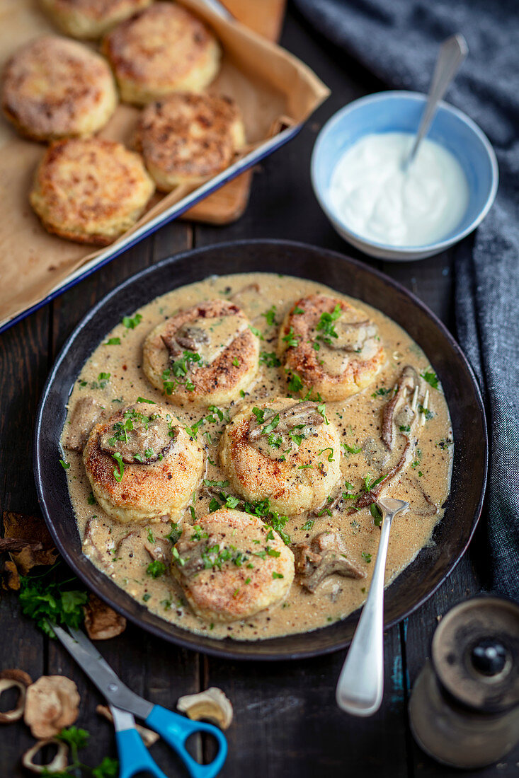 Quark-Kartoffelplätzchen in Pilzsauce