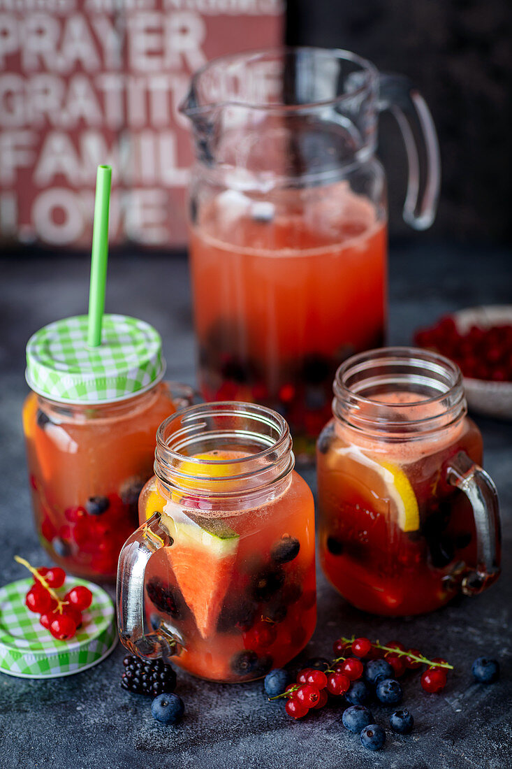 Selbstgemachte Wassermelonenlimonade mit Sommerbeeren