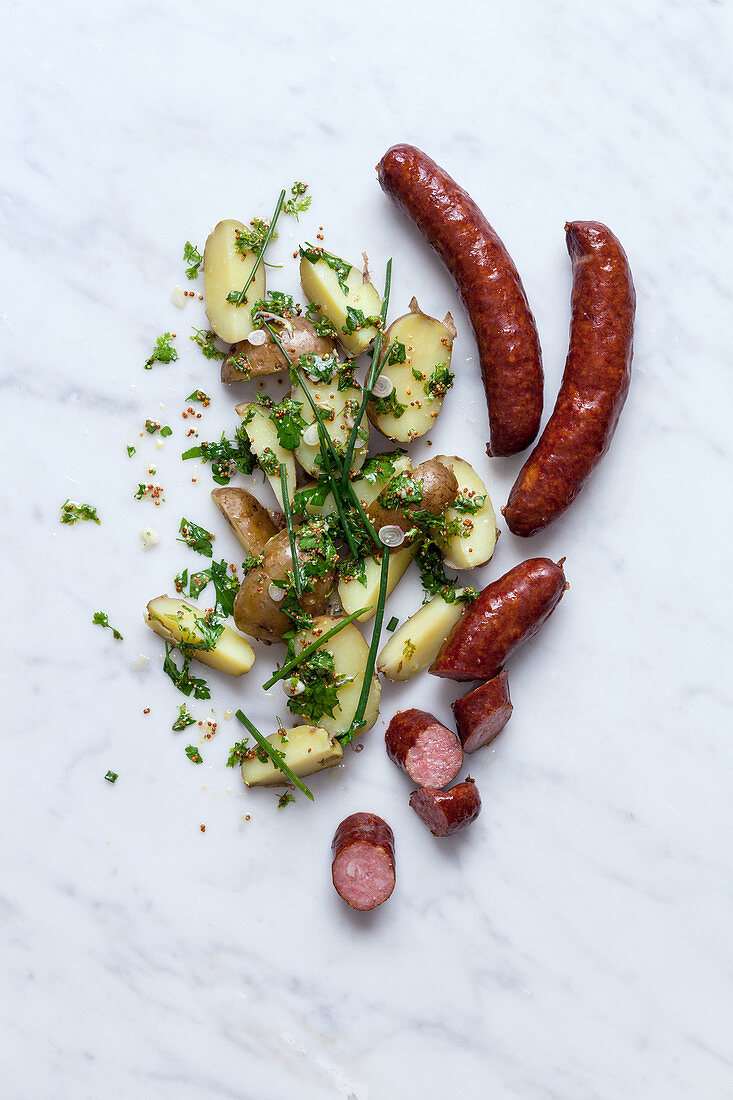 Montbéliard-Wurst und Kartoffelsalat