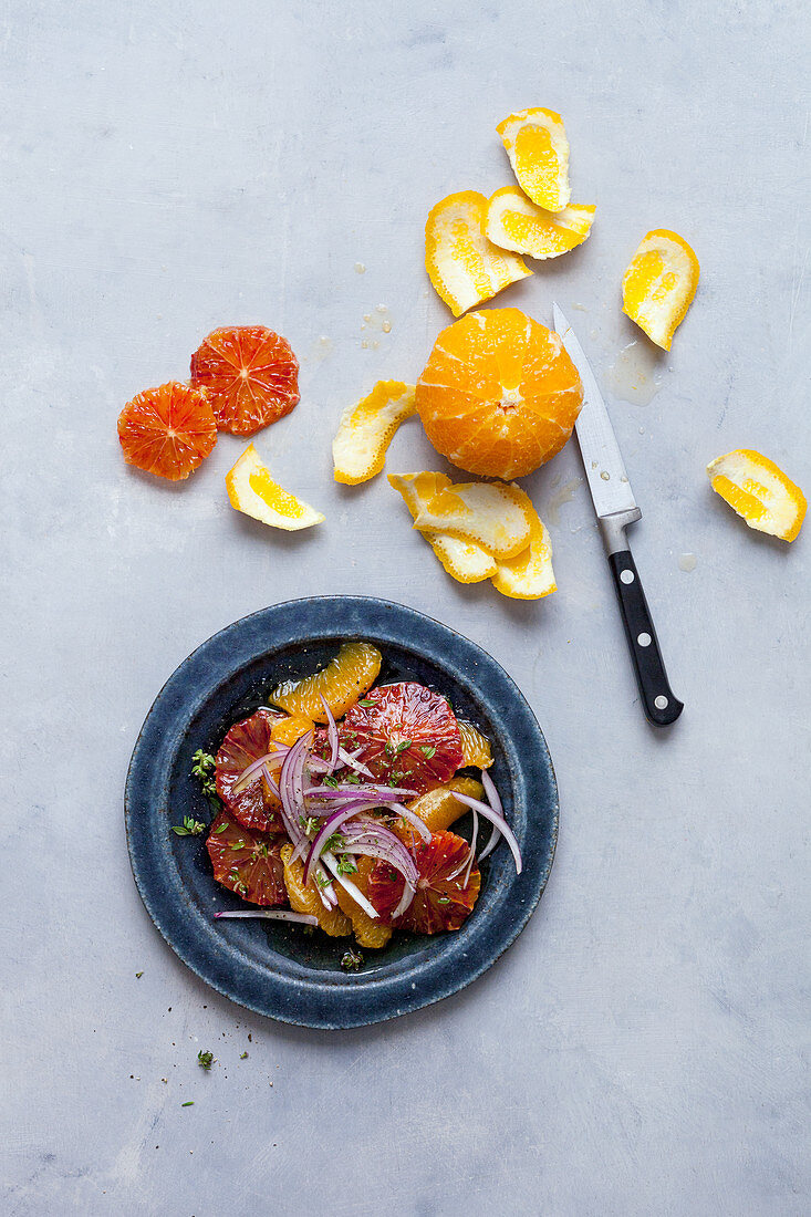 Orangensalat mit roten Zwiebeln