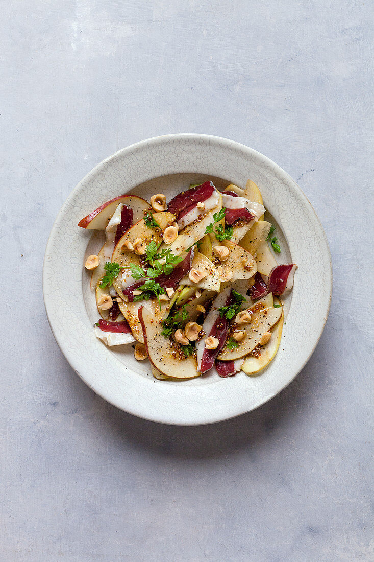 Entenbrustsalat mit roten Birnen und Nüssen