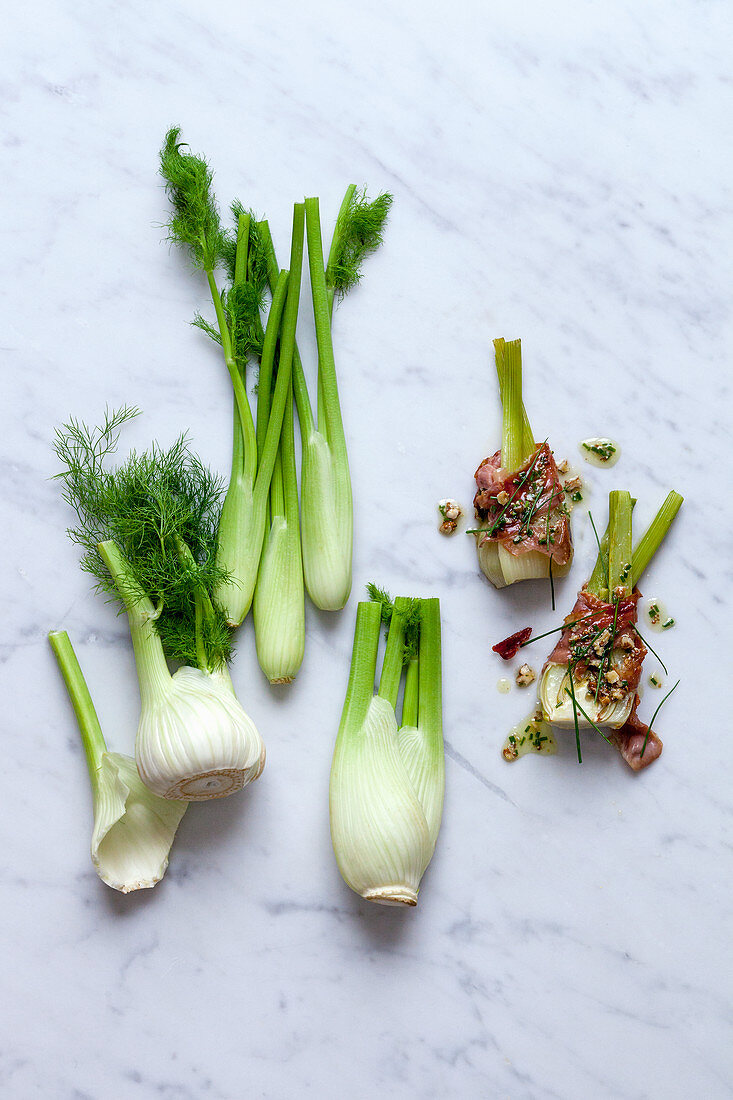 Frische Fenchelknollen und Fenchel mit Schinken