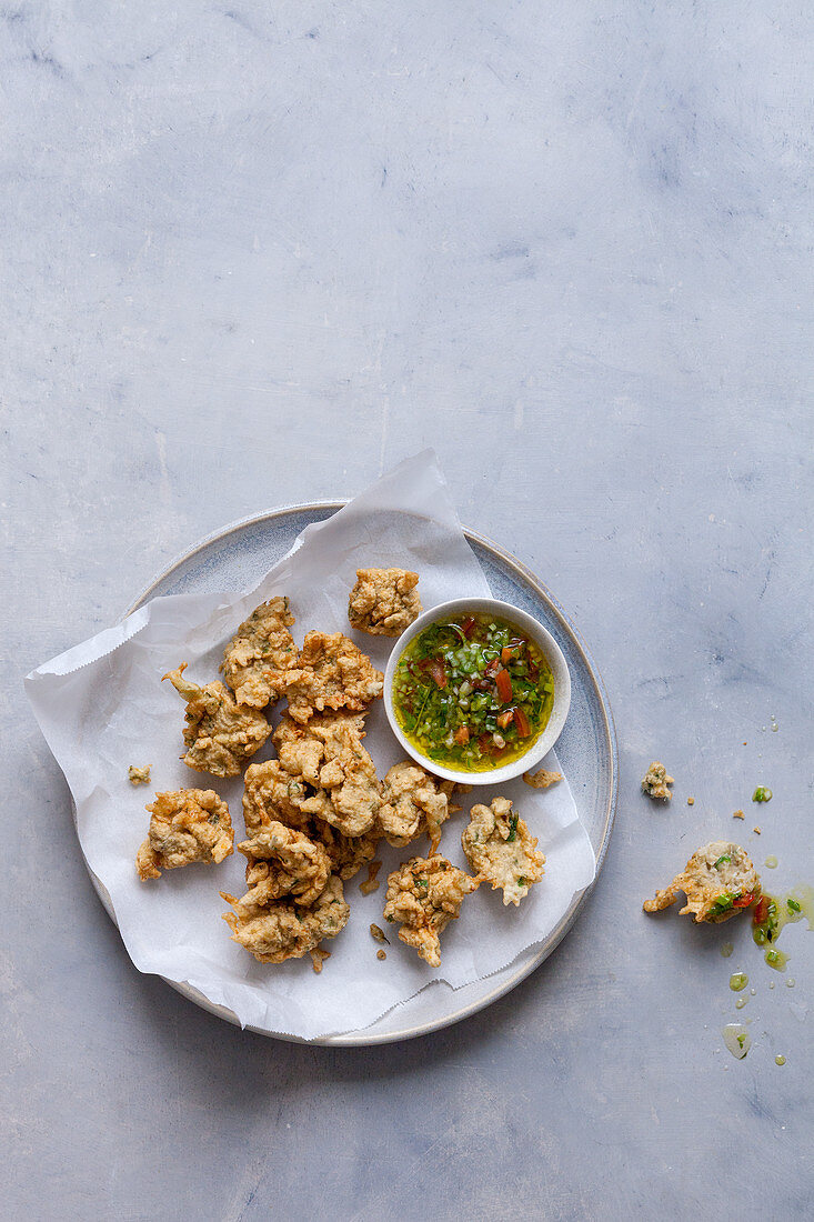 Frittierte Kabeljaunuggets mit Dip