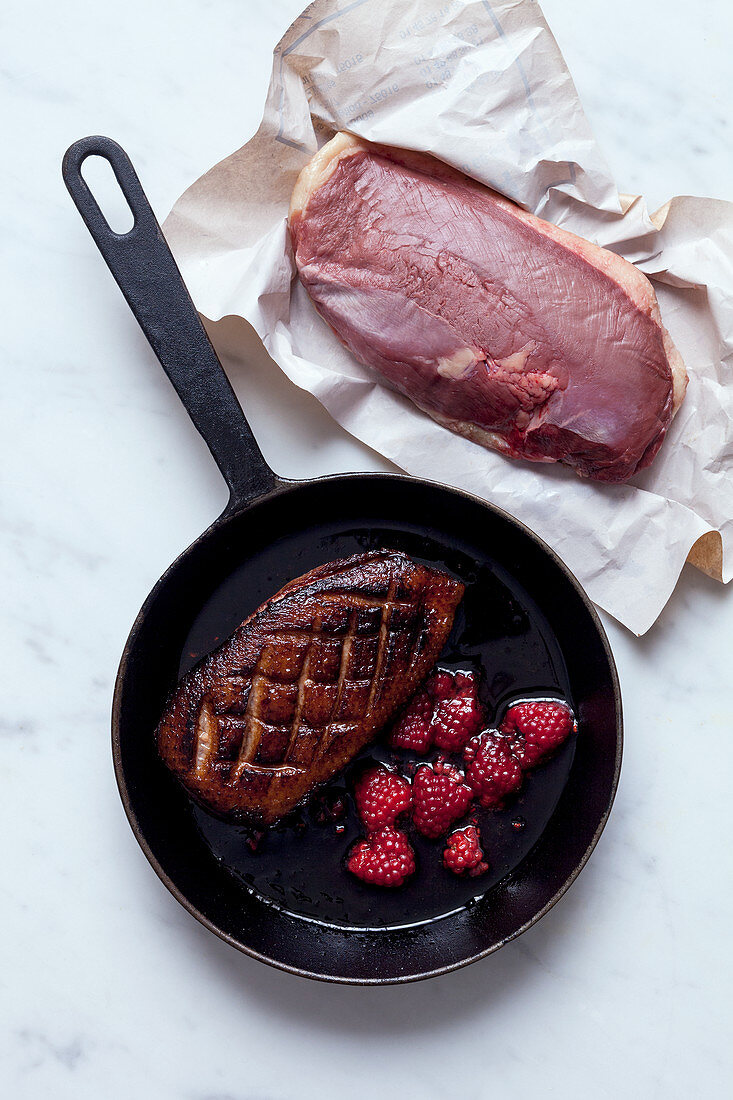 Gegrillte Entenbrust mit Himbeeren