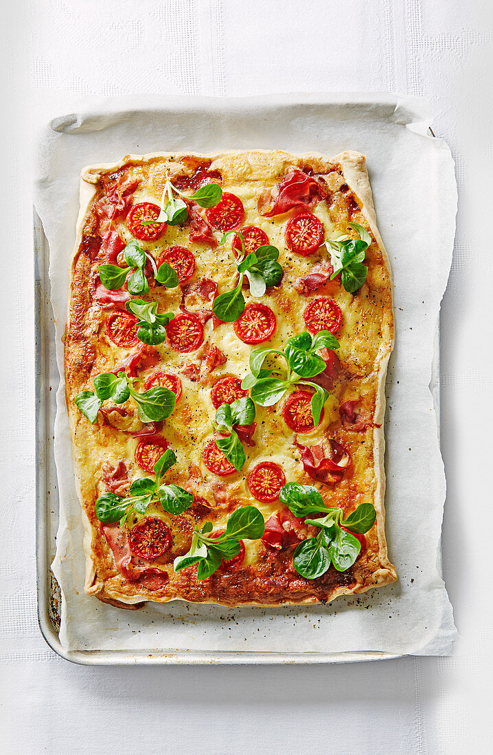 BLT quiche with bacon, cocktail tomatoes and lamb's lettuce