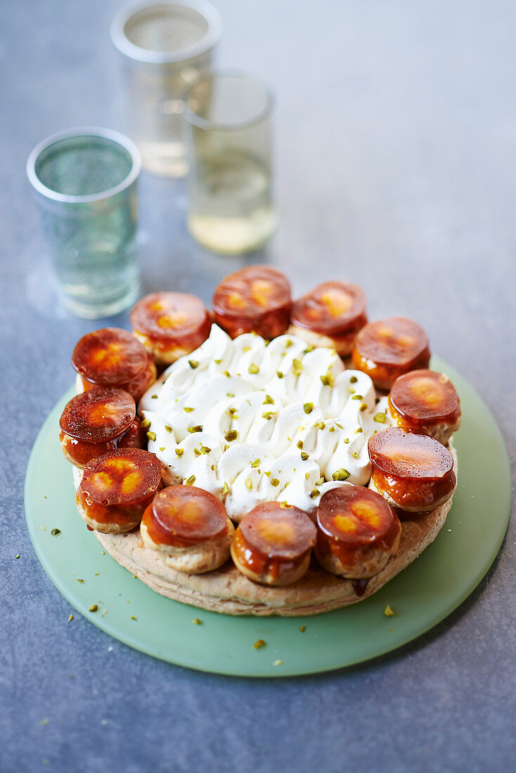 Saint-Honore-Torte mit Zitronencreme und Pistazien