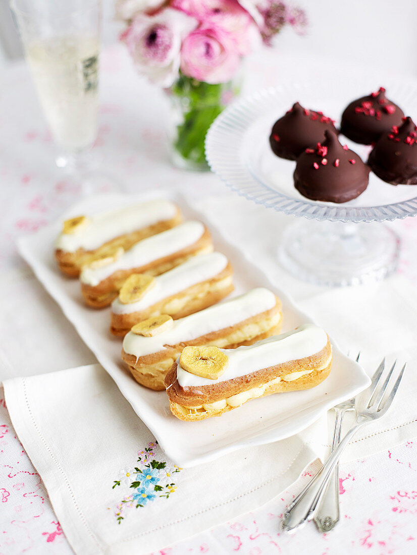 Teegebäck: Vanille-Bananen-Eclairs und Himbeer-Schokoladengebäck