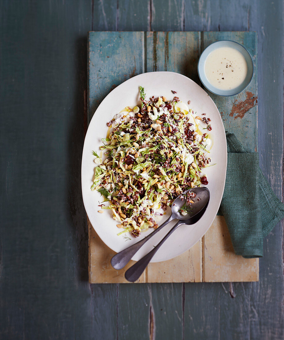 Salat mit Kohl, rotem Reis und Tahini-Dressing