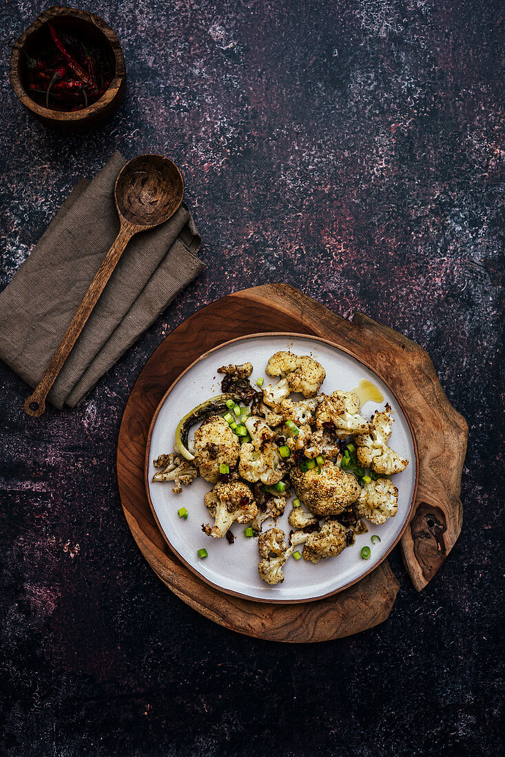 Gebratener Blumenkohl mit Schießpulvergewürz, Ghee und Frühlingszwiebeln