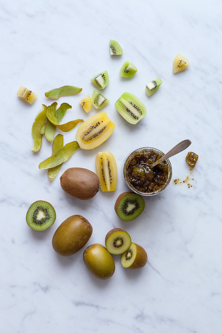 Gelbe und grüne Kiwi-Marmelade
