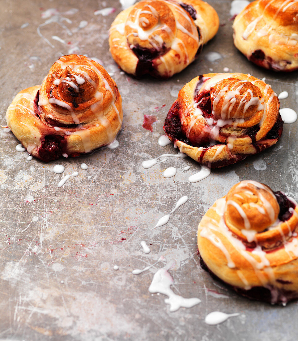 Hausgemachte Hefeschnecken mit Marmeladenfüllung