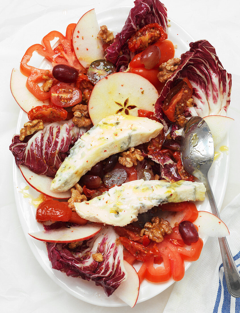 Radicchiosalat mit Blauschimmelkäse, Äpfeln, Tomaten und Nüssen