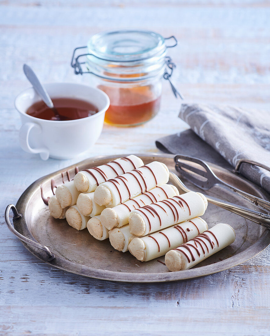 Weiße Schokoladenröllchen mit Honig-Mandelcremefüllung