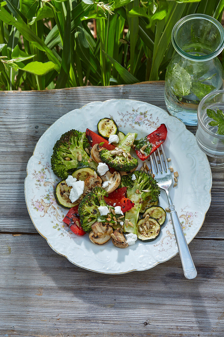 Sommerlicher Salat mit Grillgemüse und Ziegenkäse