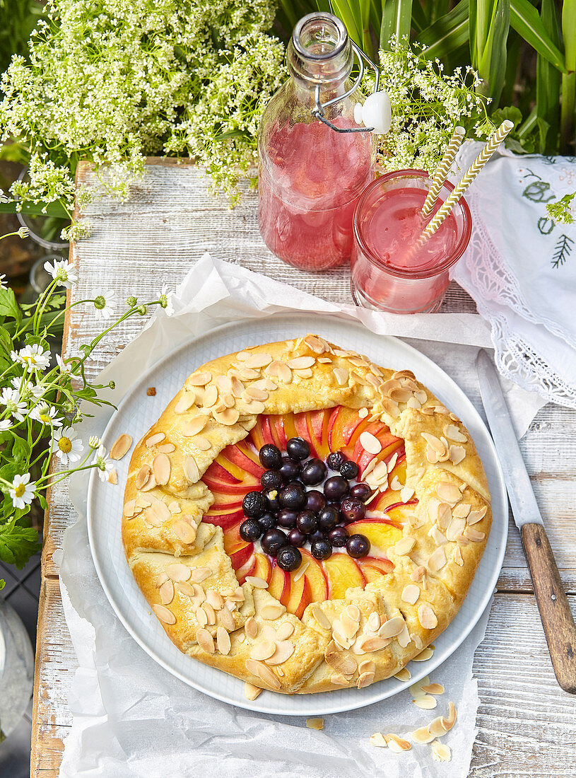 Pfirsichgalette mit Blaubeeren