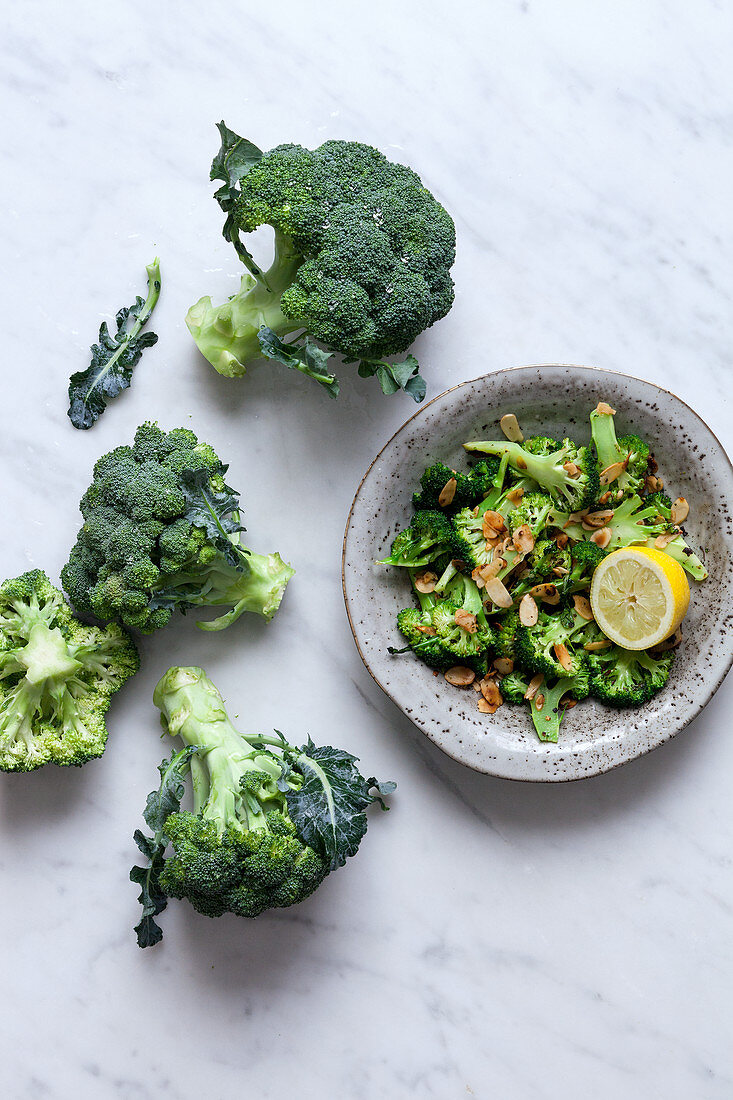 Fried broccoli with almonds