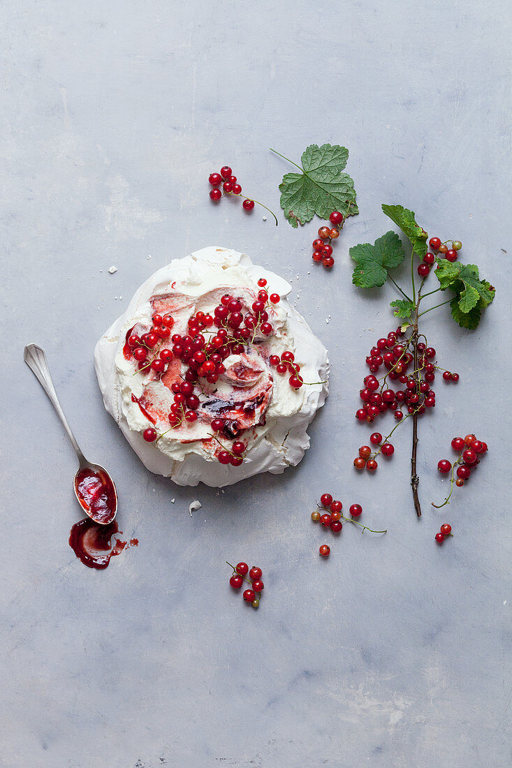 Pavloa mit roten Johannisbeeren