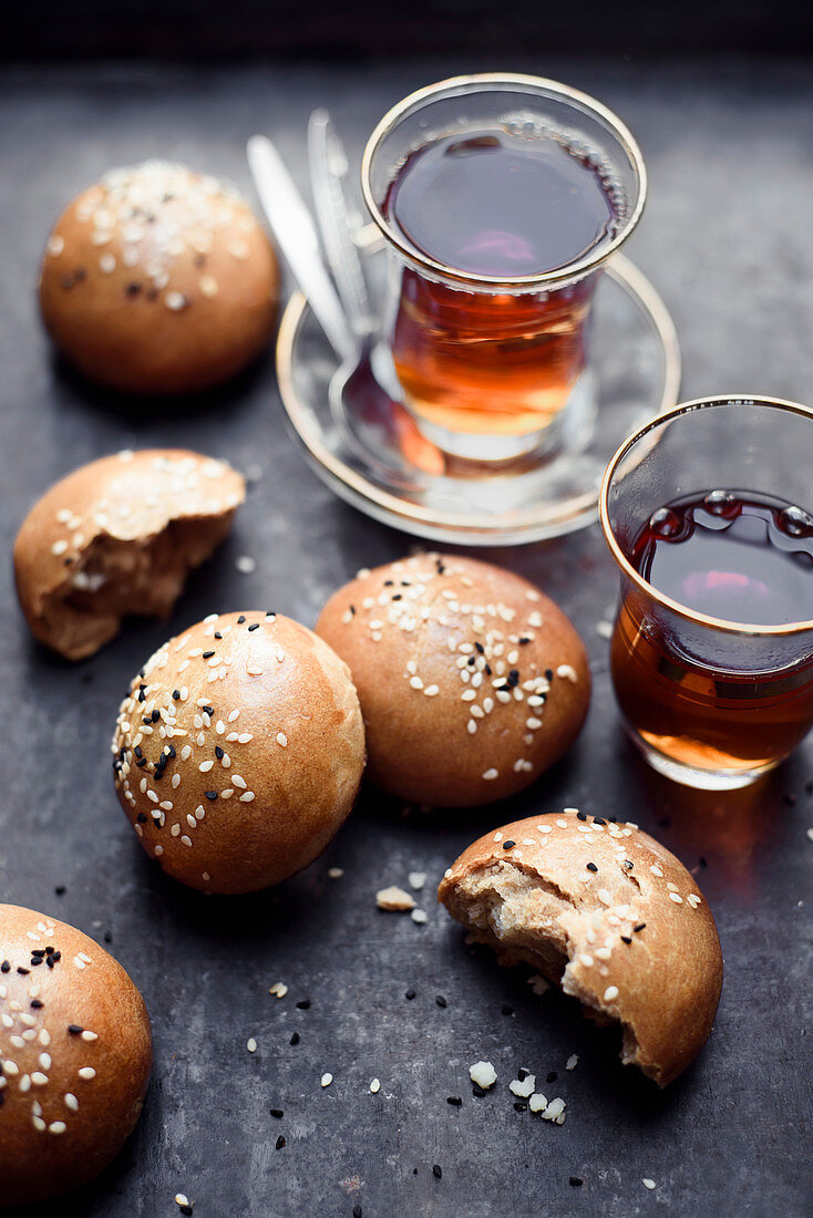 Türkische Brötchen mit Schafskäse – Bilder kaufen – 13392658 StockFood