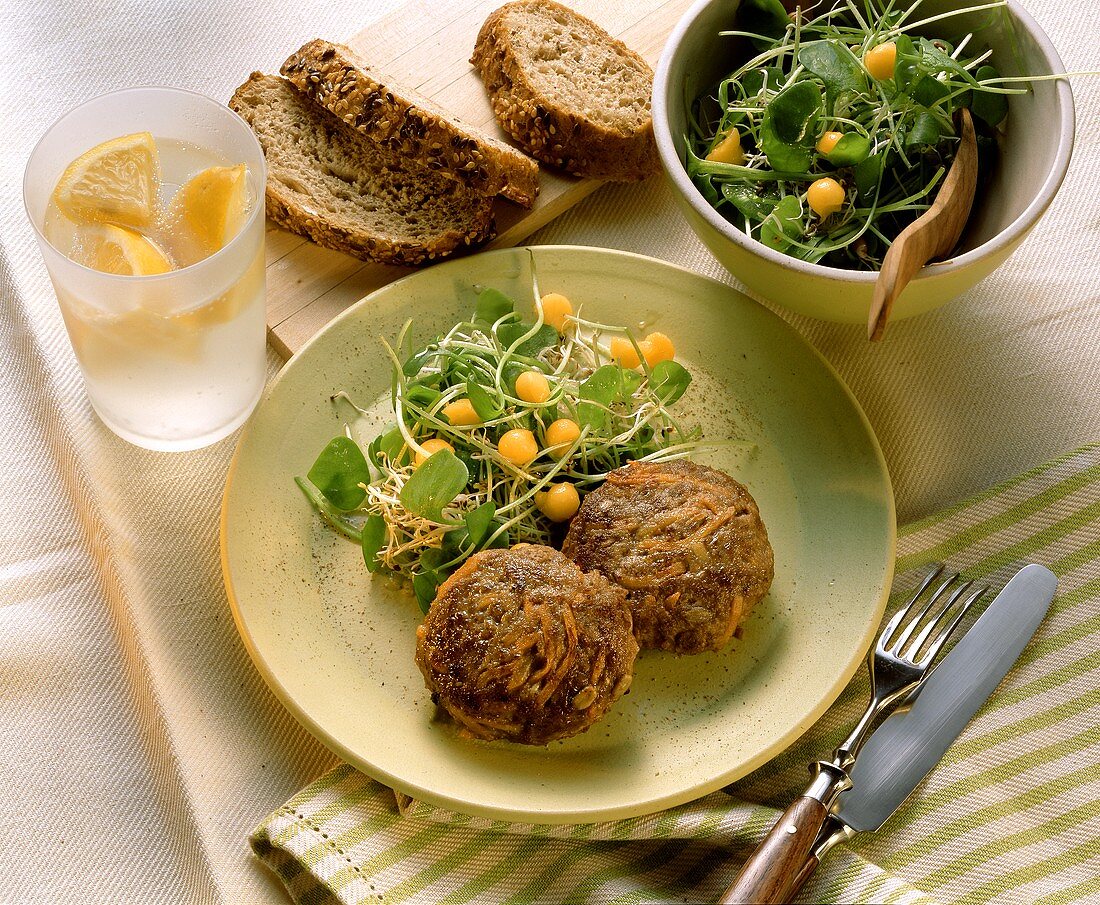 Möhren-Hackfleisch-Bällchen mit Sonnenblumenkernen; Salat