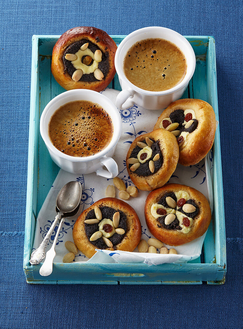 Yeast cakes with cottage cheese and poppy seeds