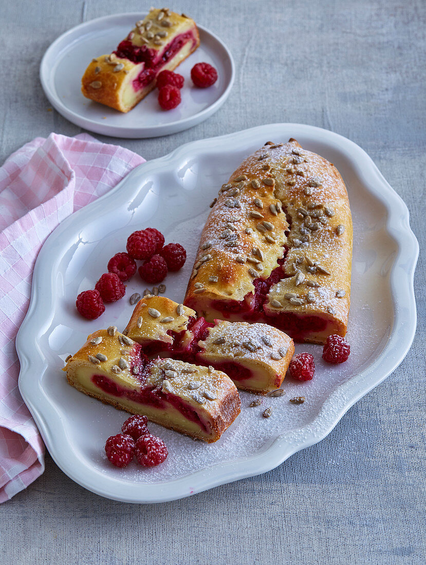 Joghurtstrudel mit Pudding, Himbeeren und Sonnenblumenkernen