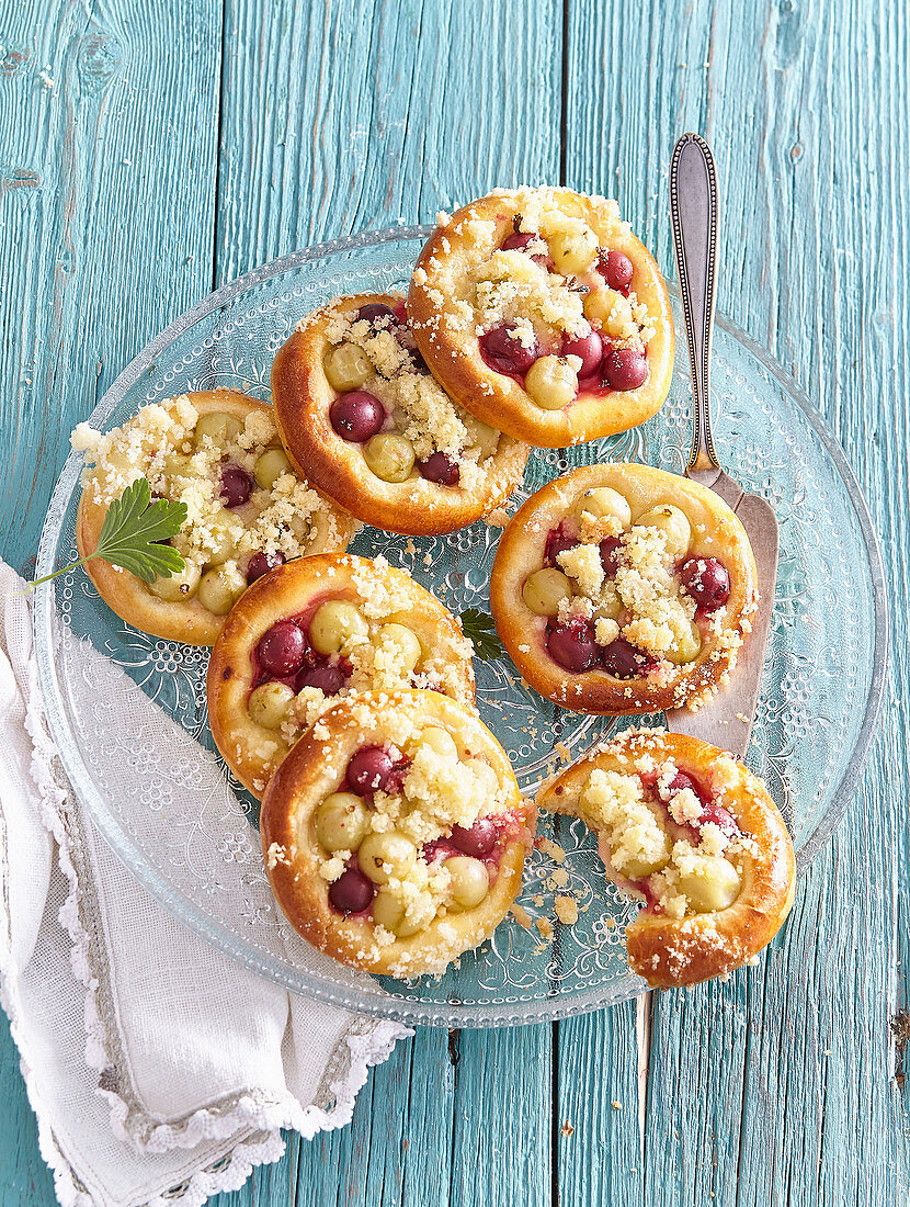 Yeast cakes with gooseberries and crumble