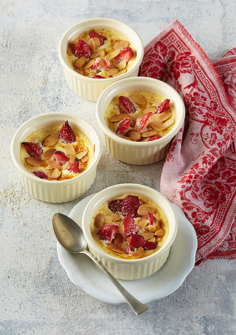 Gratinated strawberries with custard