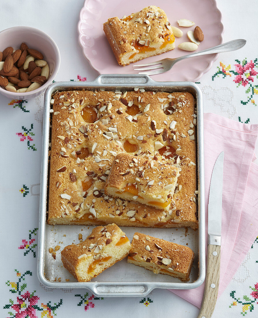 Aprikosen-Blechkuchen mit Mandeln – Bilder kaufen – 13393388 StockFood