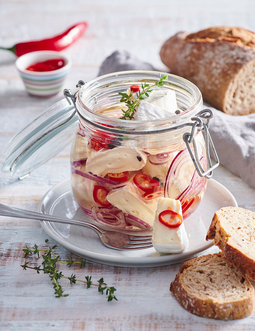 Marinierter Camembertkäse mit Chili im Bügelglas