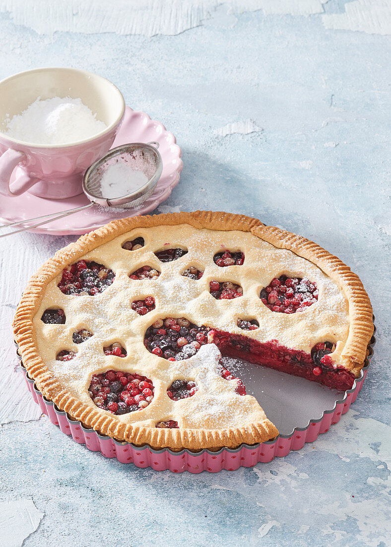 Linzer Kuchen mit gemischten Johannisbeeren