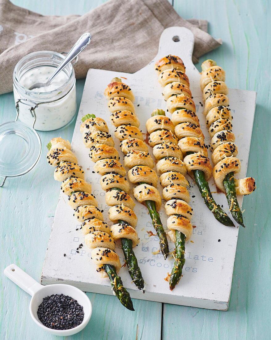 Green asparagus in puff pastry