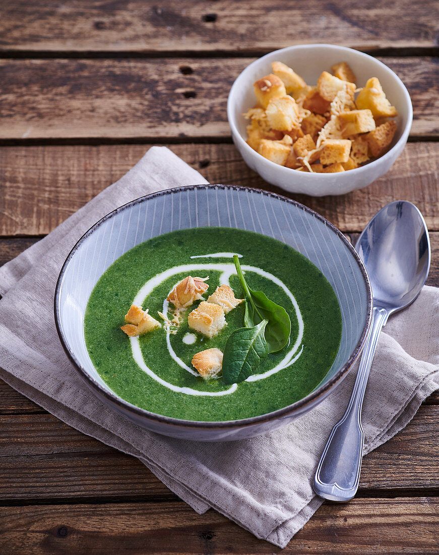 Cremige Spinatsuppe mit Croûtons