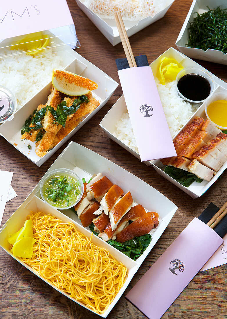 Verschiedene chinesische Gerichte in To-Go-Verpackungen