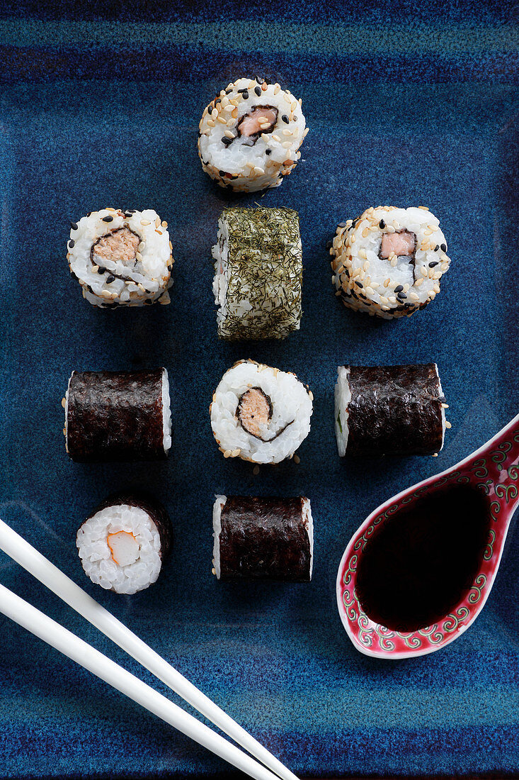 Verschiedene Maki-Sushi mit Fisch