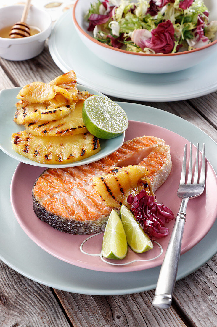 Grilled salmon with pineapple