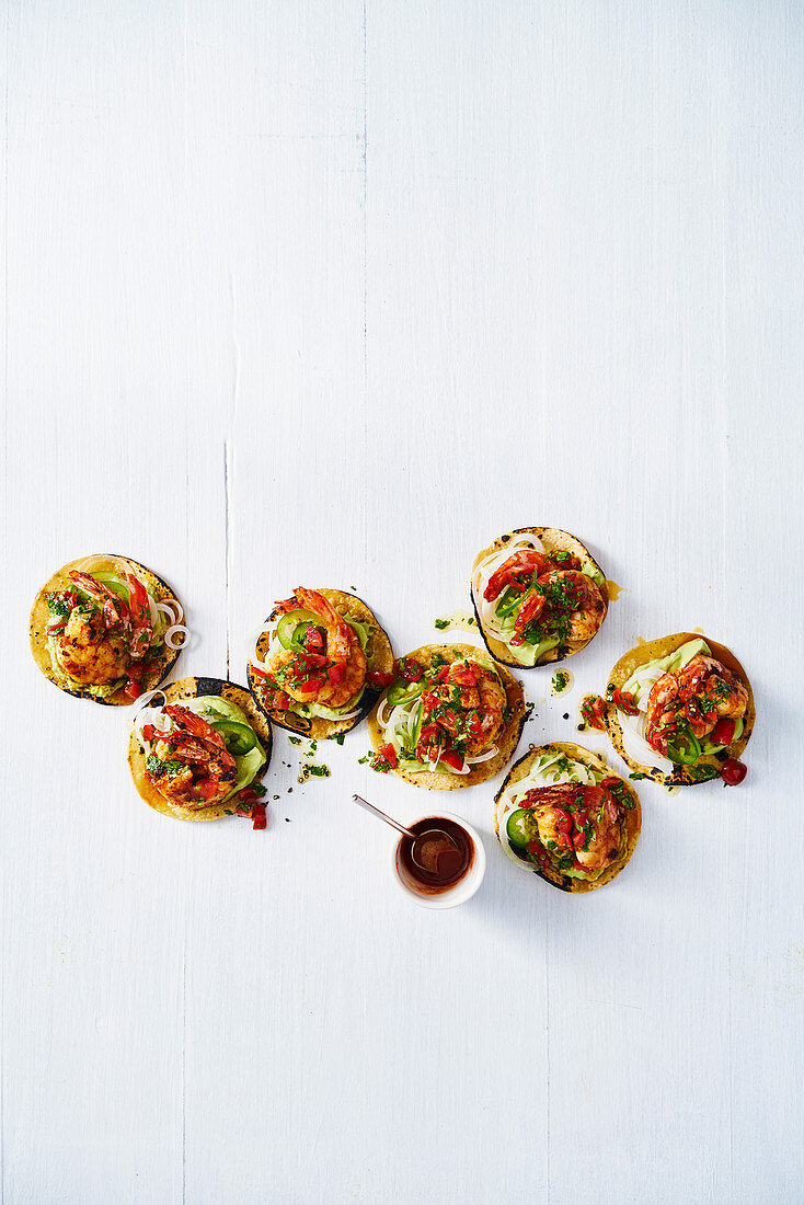 Tostadas mit Paprikagarnelen und Guacamole