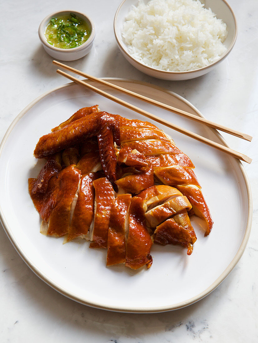 Chinesisches BBQ-Huhn in Scheiben geschnitten serviert mit Reis