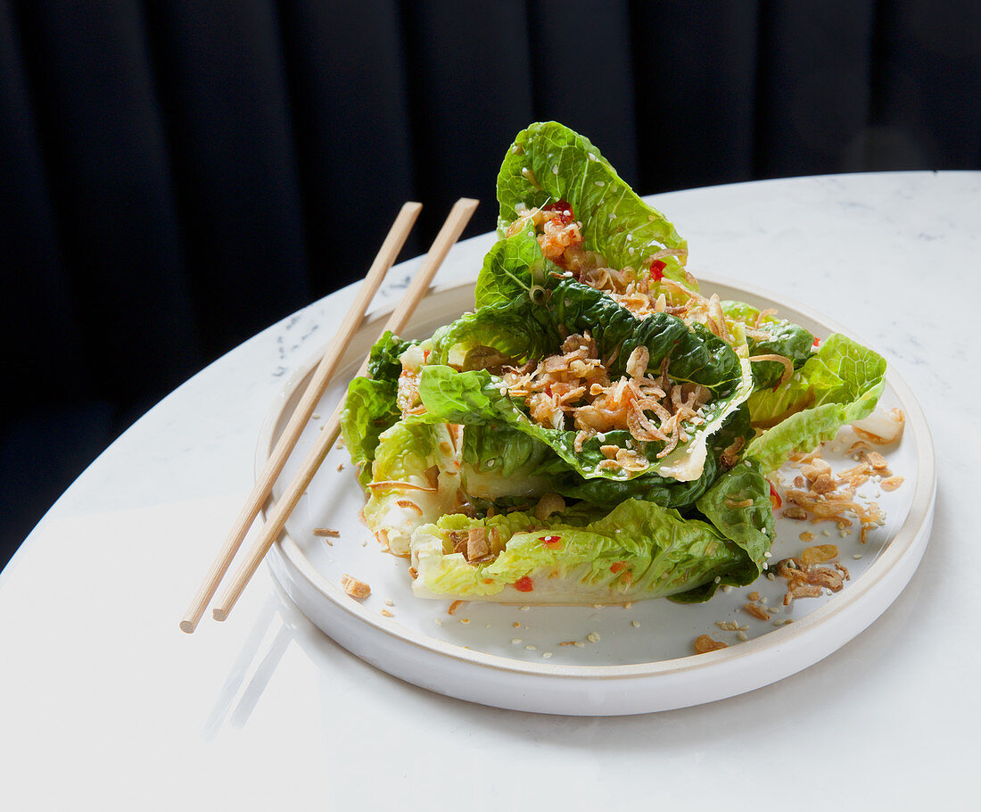 Thailändischer Salat mit Erdnüssen und Röstzwiebeln