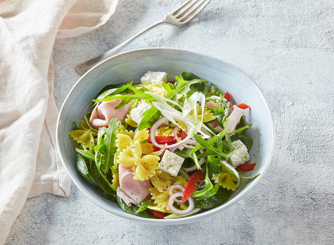 Nudelsalat mit Käse und Schinken